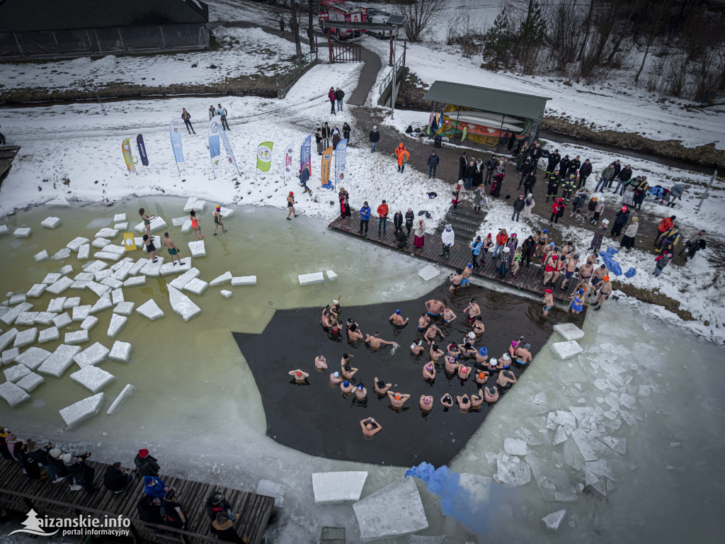 Dziesiątki osób weszły do lodowatej wody w Jarocinie