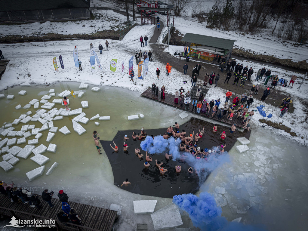Dziesiątki osób weszły do lodowatej wody w Jarocinie