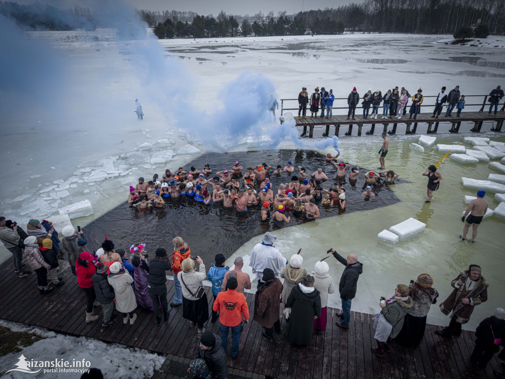 Dziesiątki osób weszły do lodowatej wody w Jarocinie