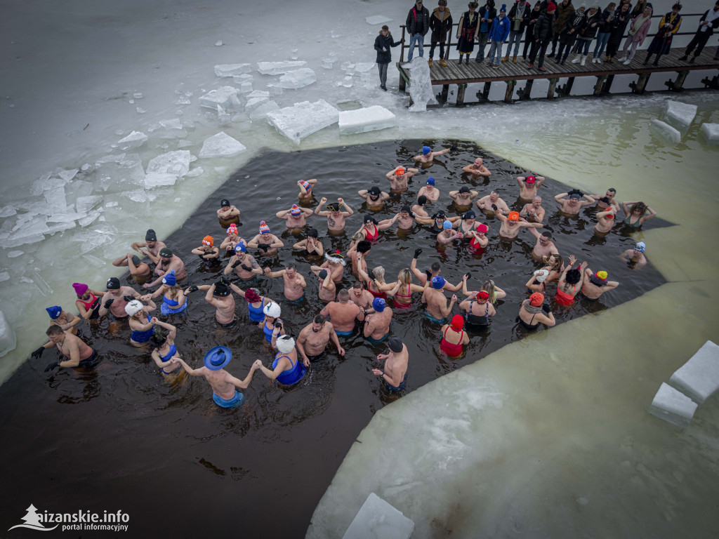 Dziesiątki osób weszły do lodowatej wody w Jarocinie