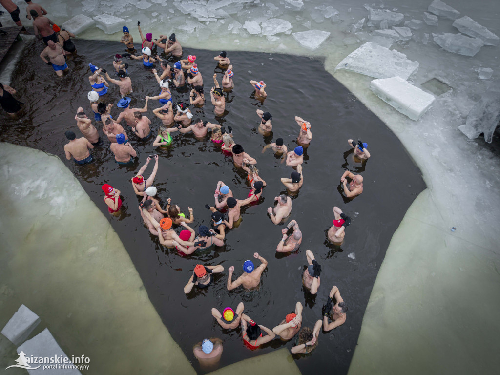 Dziesiątki osób weszły do lodowatej wody w Jarocinie