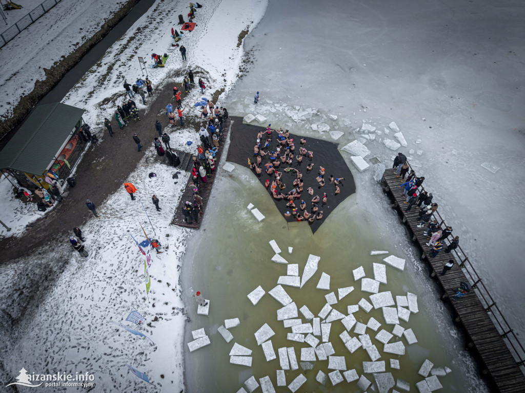 Dziesiątki osób weszły do lodowatej wody w Jarocinie