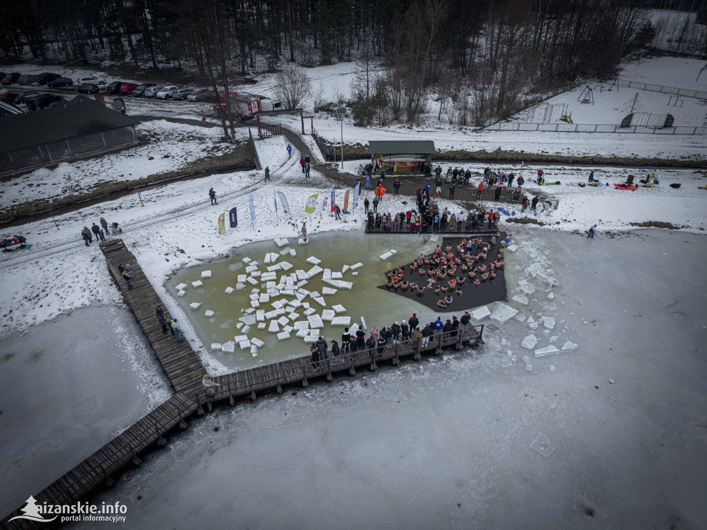 Dziesiątki osób weszły do lodowatej wody w Jarocinie