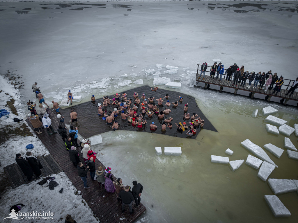Dziesiątki osób weszły do lodowatej wody w Jarocinie