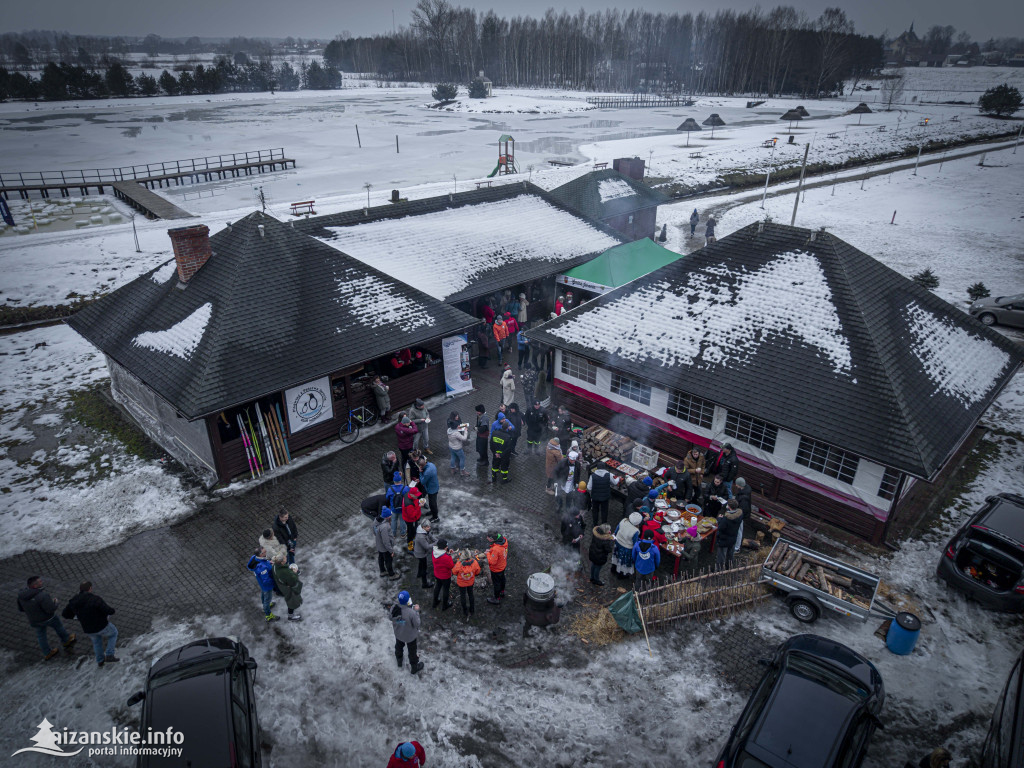 Dziesiątki osób weszły do lodowatej wody w Jarocinie