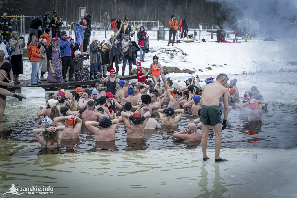 Dziesiątki osób weszły do lodowatej wody w Jarocinie