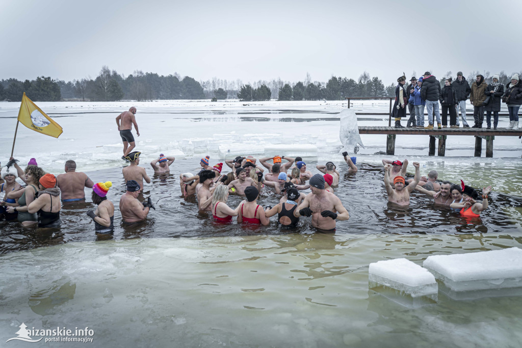 Dziesiątki osób weszły do lodowatej wody w Jarocinie