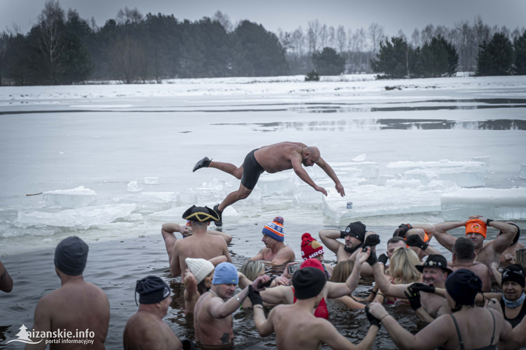 Dziesiątki osób weszły do lodowatej wody w Jarocinie