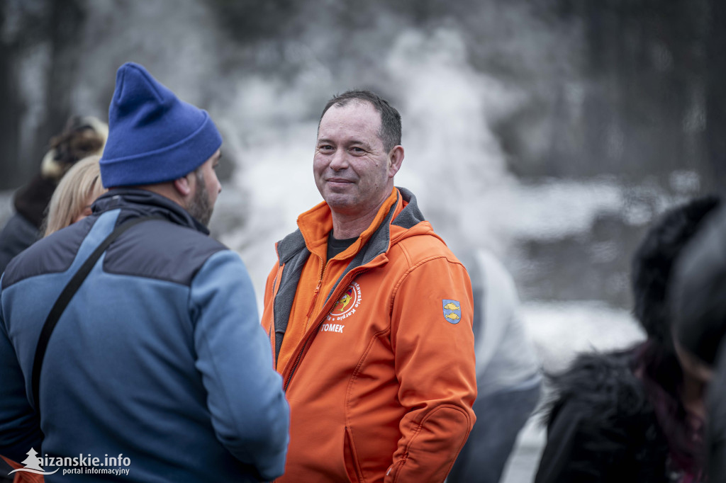 Dziesiątki osób weszły do lodowatej wody w Jarocinie