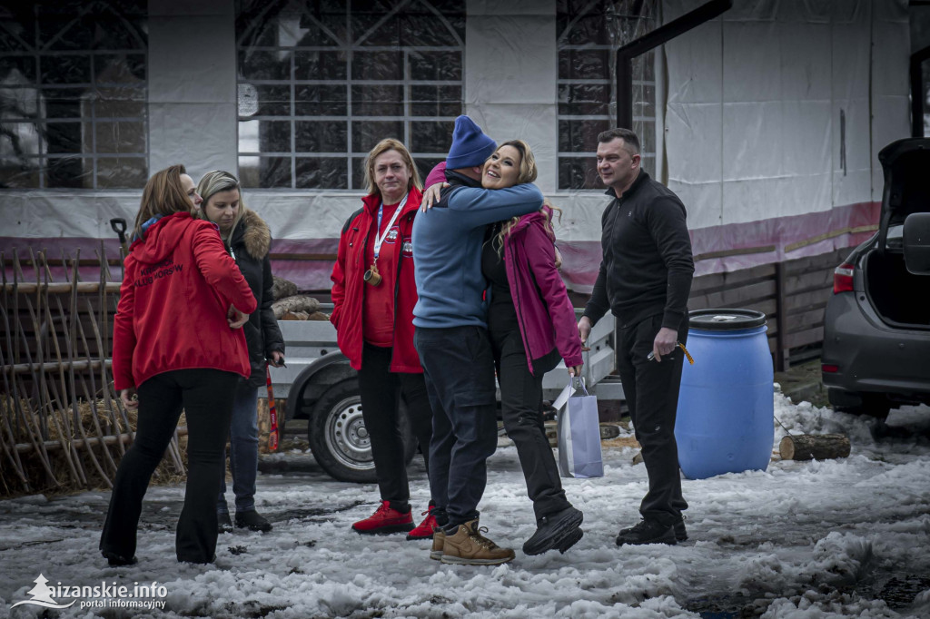 Dziesiątki osób weszły do lodowatej wody w Jarocinie