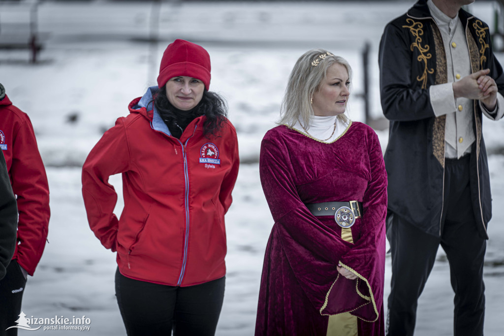 Dziesiątki osób weszły do lodowatej wody w Jarocinie