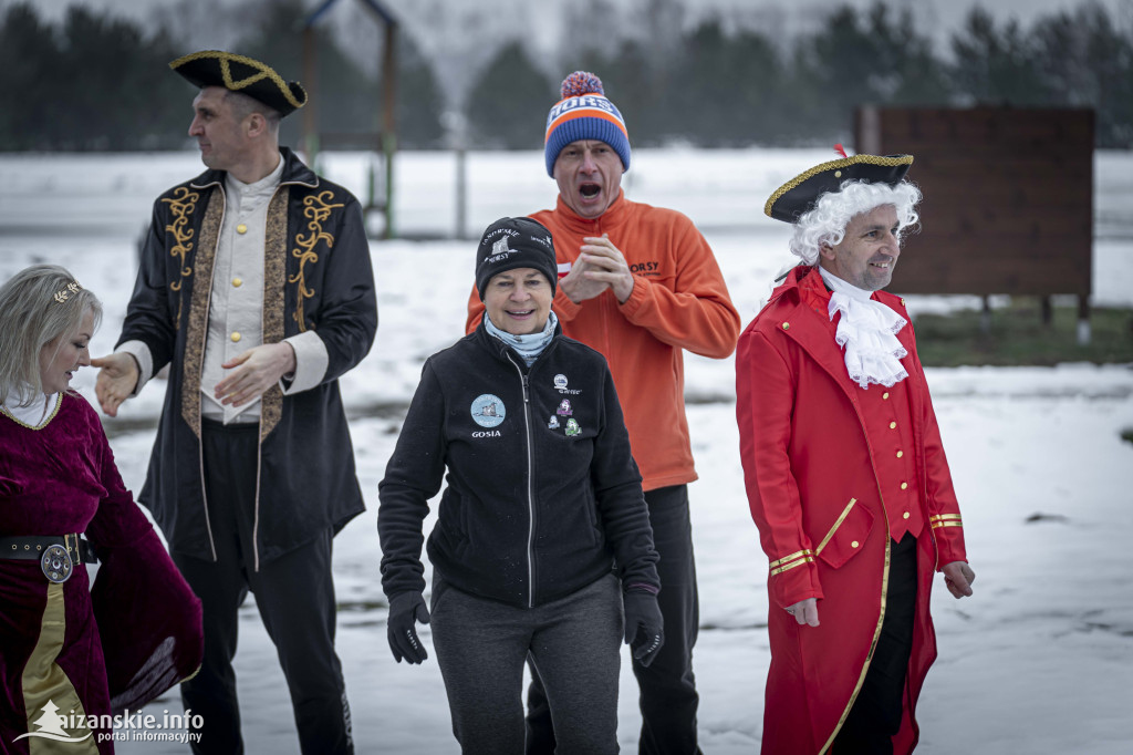 Dziesiątki osób weszły do lodowatej wody w Jarocinie