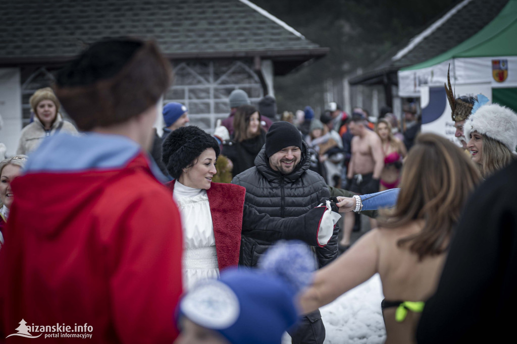 Dziesiątki osób weszły do lodowatej wody w Jarocinie