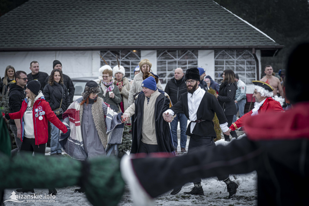 Dziesiątki osób weszły do lodowatej wody w Jarocinie