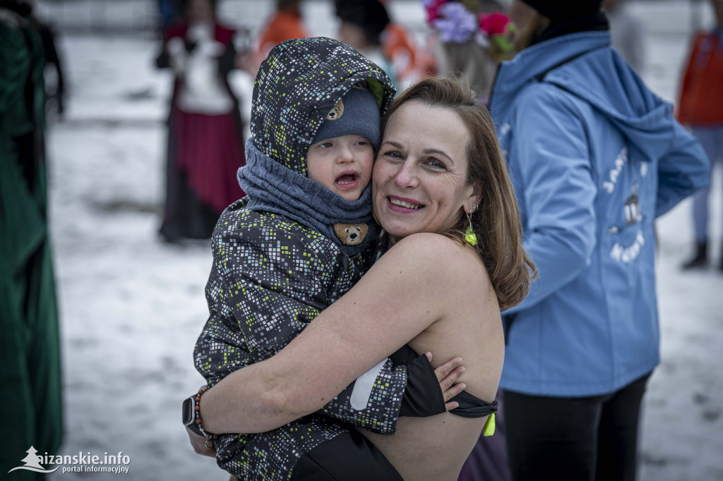 Dziesiątki osób weszły do lodowatej wody w Jarocinie