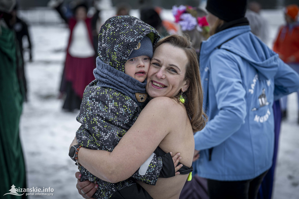 Dziesiątki osób weszły do lodowatej wody w Jarocinie