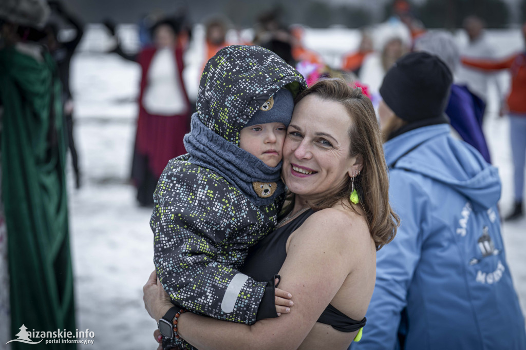Dziesiątki osób weszły do lodowatej wody w Jarocinie