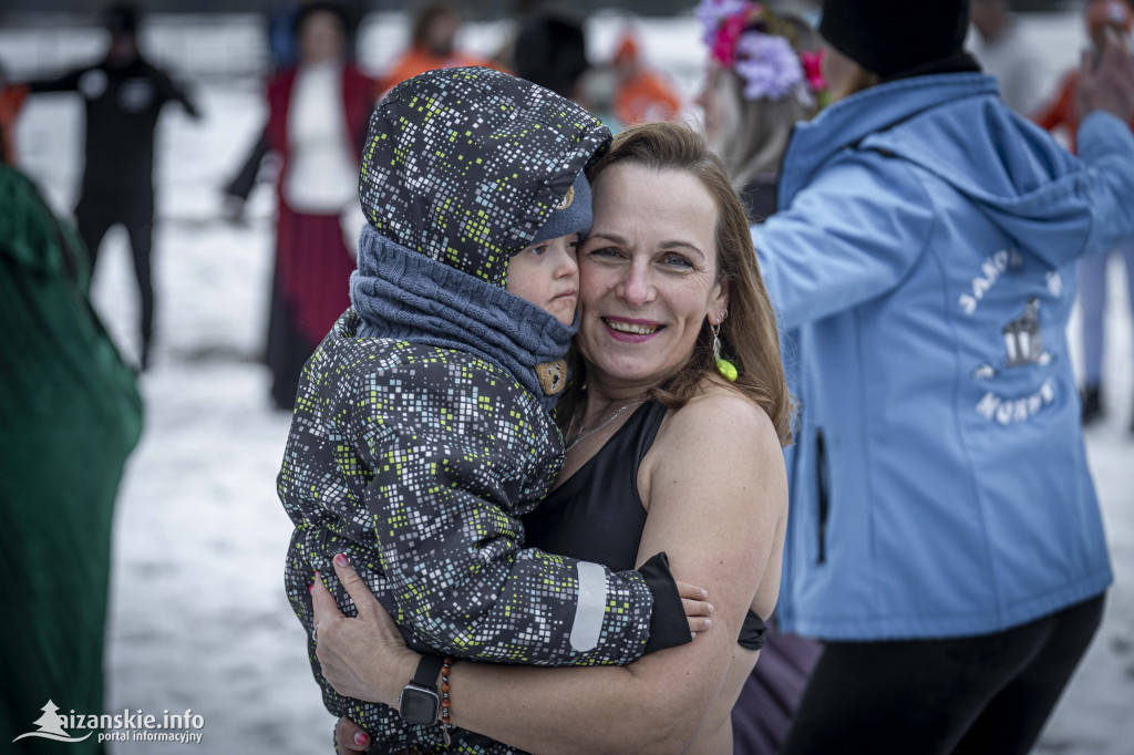 Dziesiątki osób weszły do lodowatej wody w Jarocinie