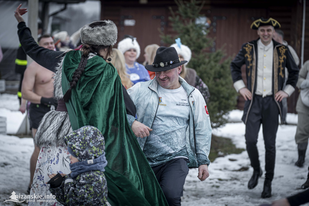 Dziesiątki osób weszły do lodowatej wody w Jarocinie