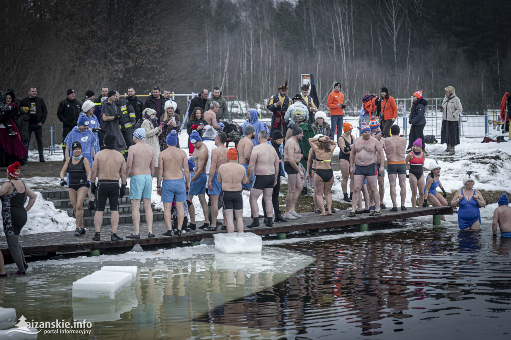Dziesiątki osób weszły do lodowatej wody w Jarocinie