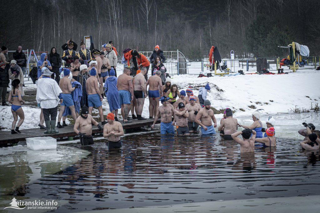 Dziesiątki osób weszły do lodowatej wody w Jarocinie