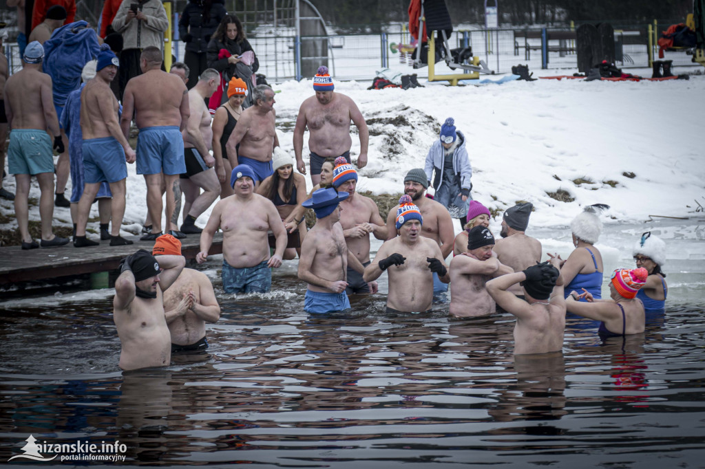 Dziesiątki osób weszły do lodowatej wody w Jarocinie