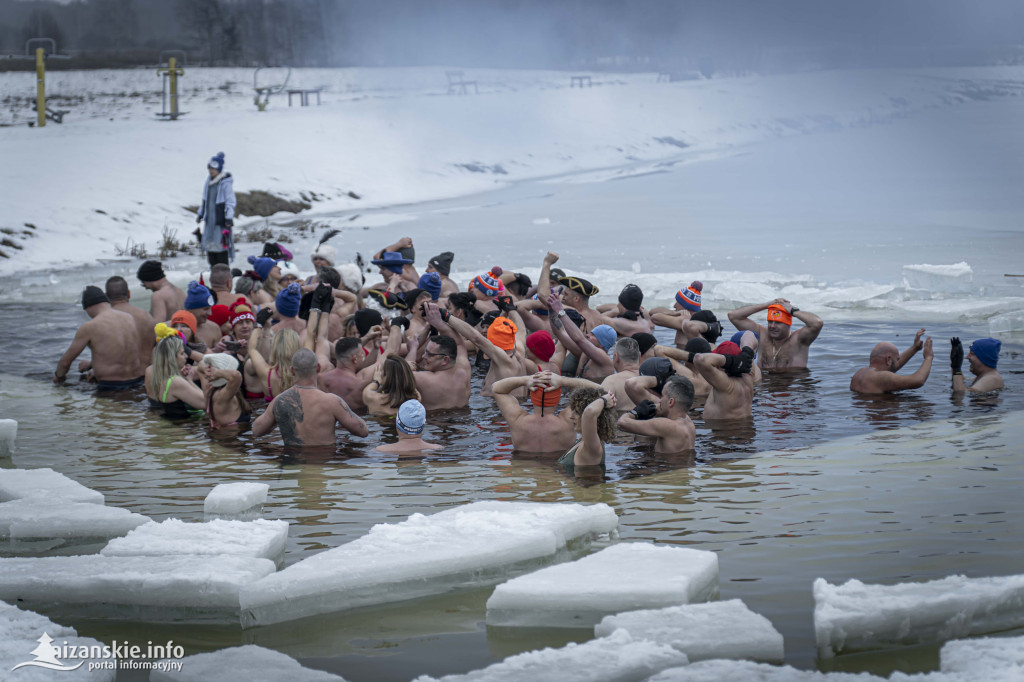 Dziesiątki osób weszły do lodowatej wody w Jarocinie