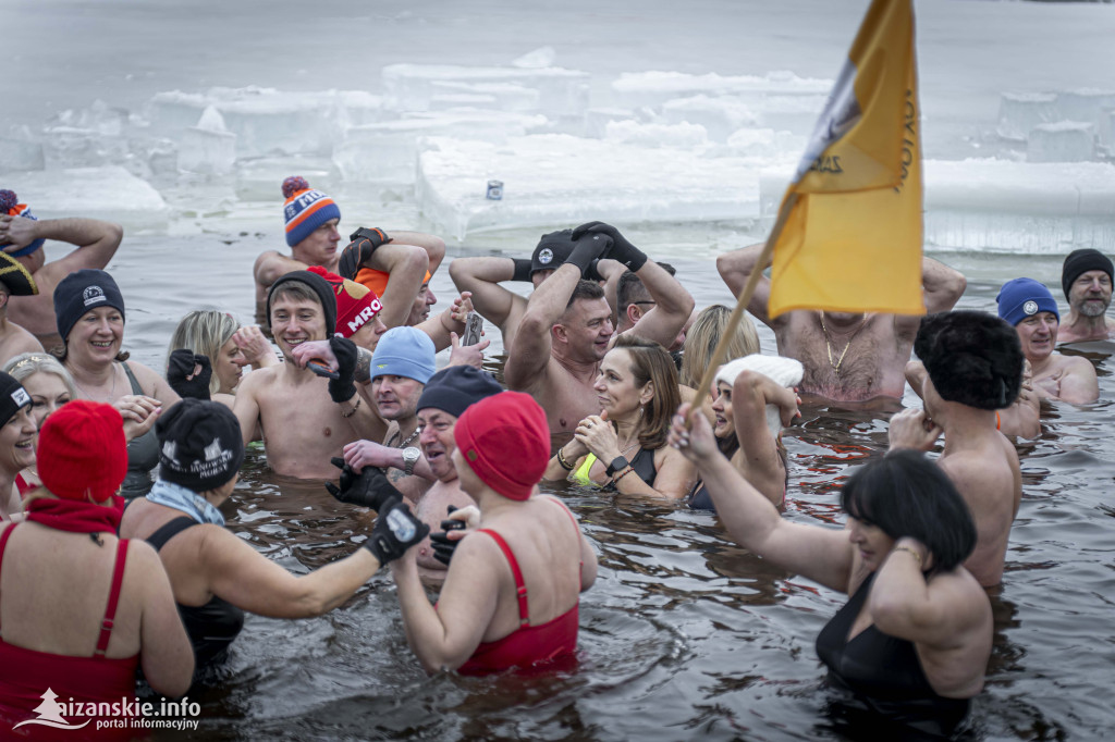 Dziesiątki osób weszły do lodowatej wody w Jarocinie