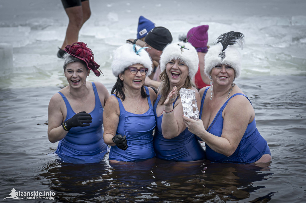 Dziesiątki osób weszły do lodowatej wody w Jarocinie