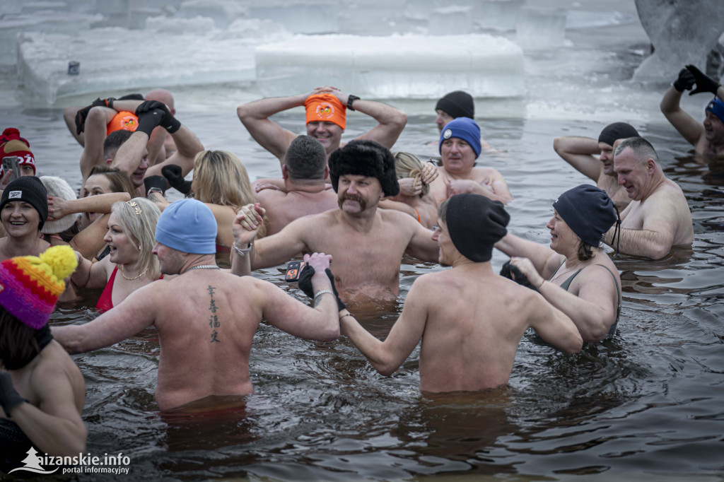 Dziesiątki osób weszły do lodowatej wody w Jarocinie