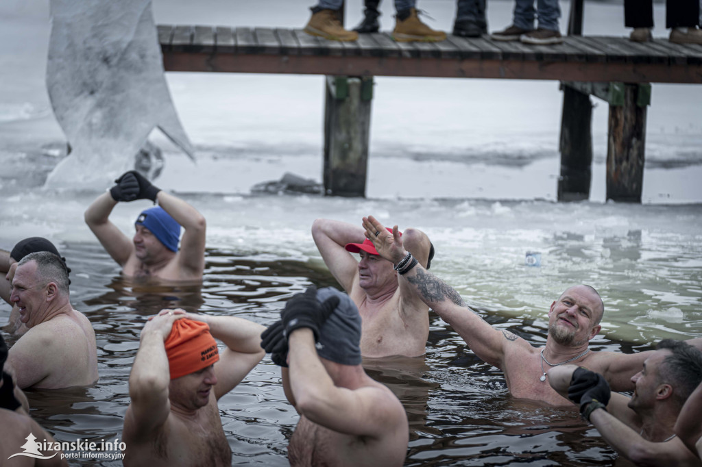 Dziesiątki osób weszły do lodowatej wody w Jarocinie