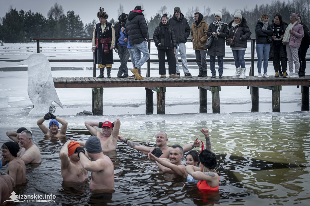 Dziesiątki osób weszły do lodowatej wody w Jarocinie