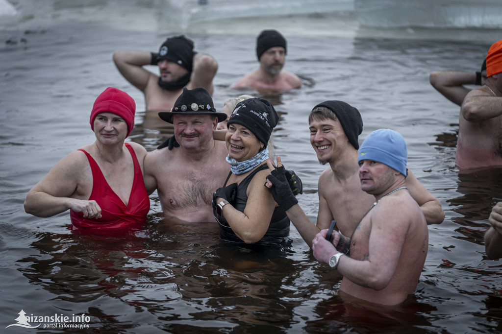 Dziesiątki osób weszły do lodowatej wody w Jarocinie