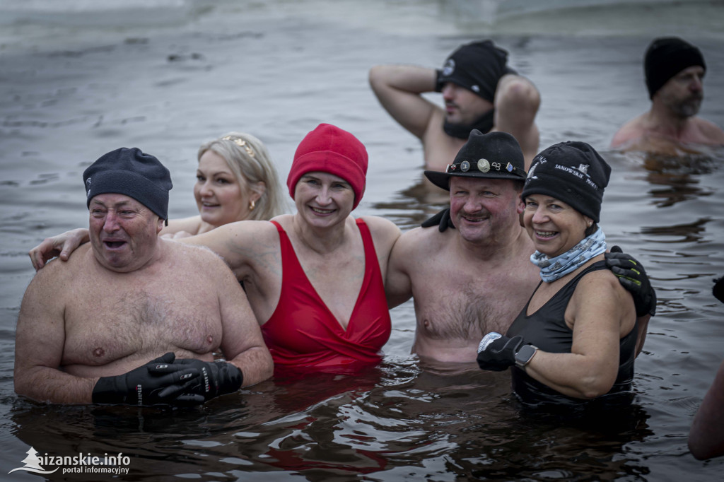 Dziesiątki osób weszły do lodowatej wody w Jarocinie