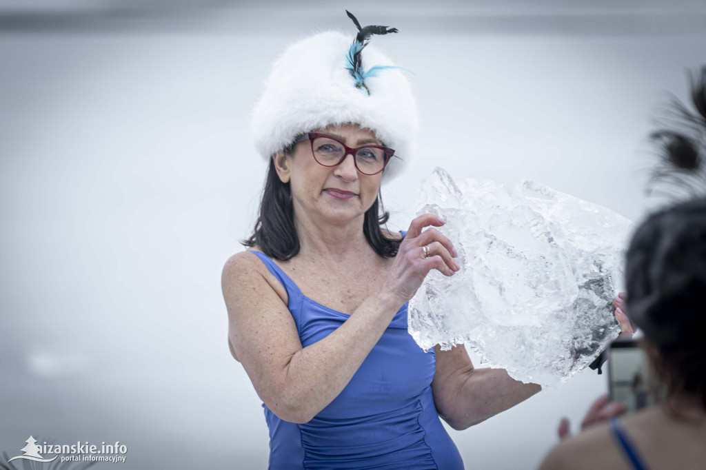 Dziesiątki osób weszły do lodowatej wody w Jarocinie