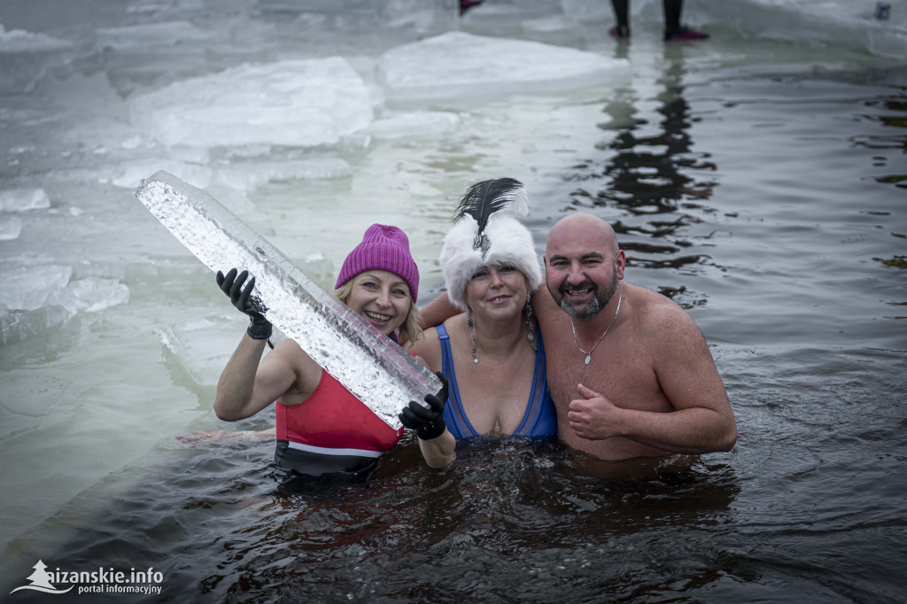 Dziesiątki osób weszły do lodowatej wody w Jarocinie