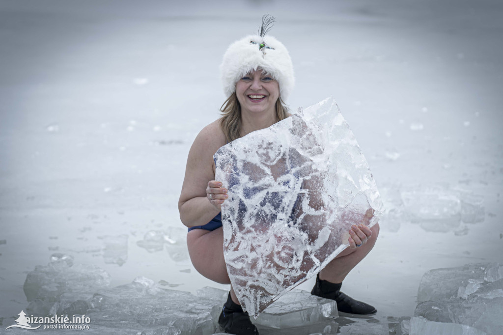 Dziesiątki osób weszły do lodowatej wody w Jarocinie