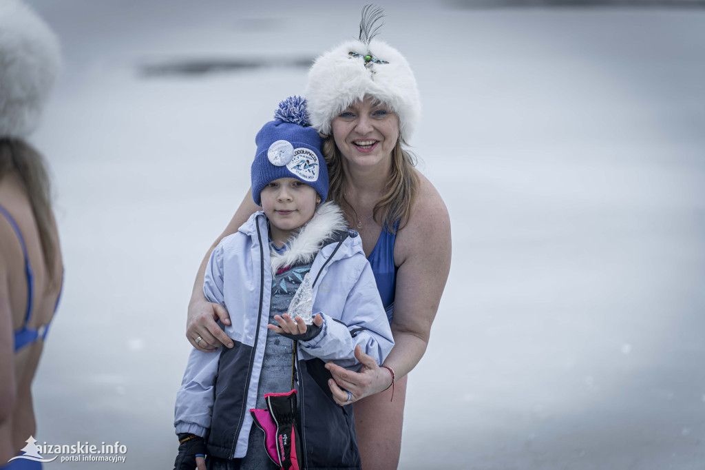 Dziesiątki osób weszły do lodowatej wody w Jarocinie