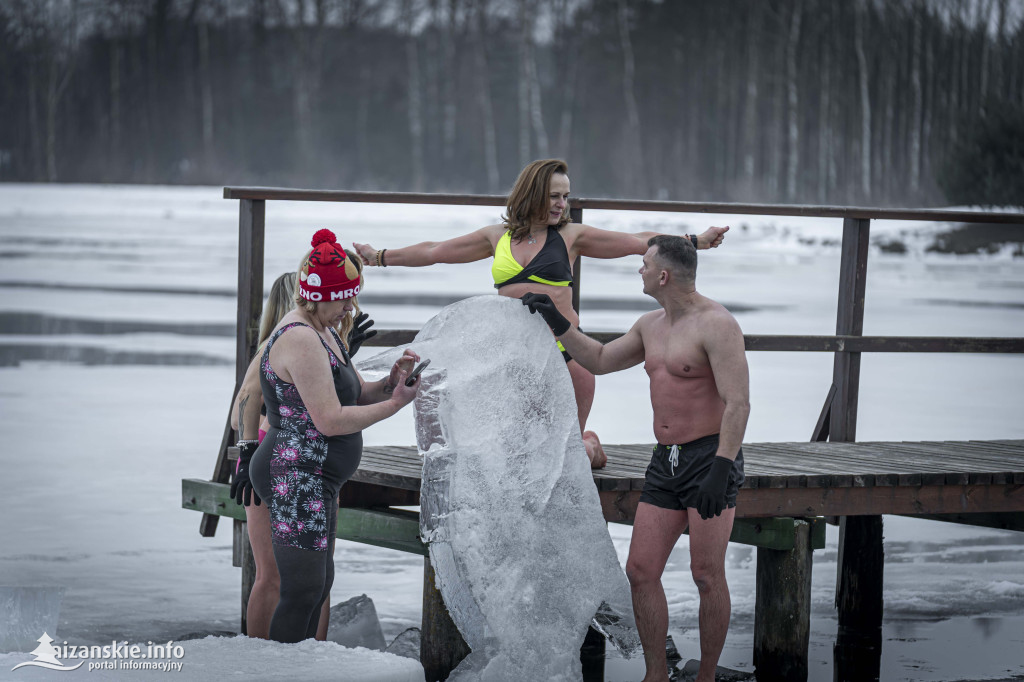 Dziesiątki osób weszły do lodowatej wody w Jarocinie