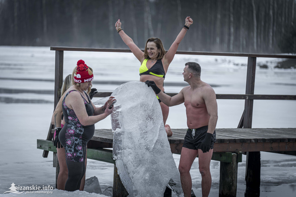 Dziesiątki osób weszły do lodowatej wody w Jarocinie