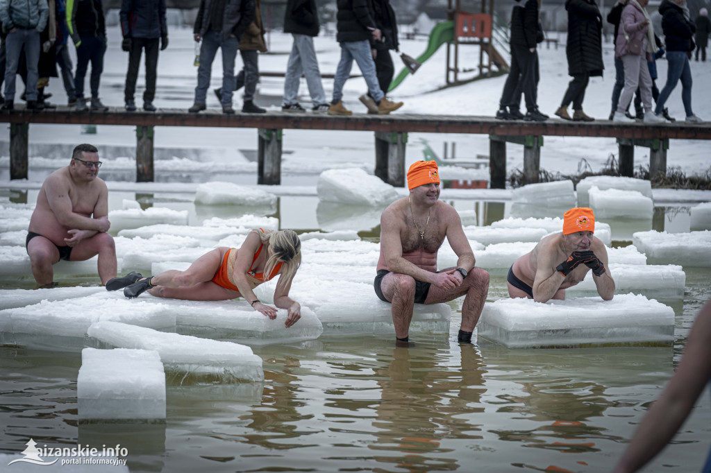 Dziesiątki osób weszły do lodowatej wody w Jarocinie