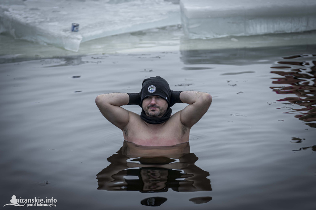 Dziesiątki osób weszły do lodowatej wody w Jarocinie