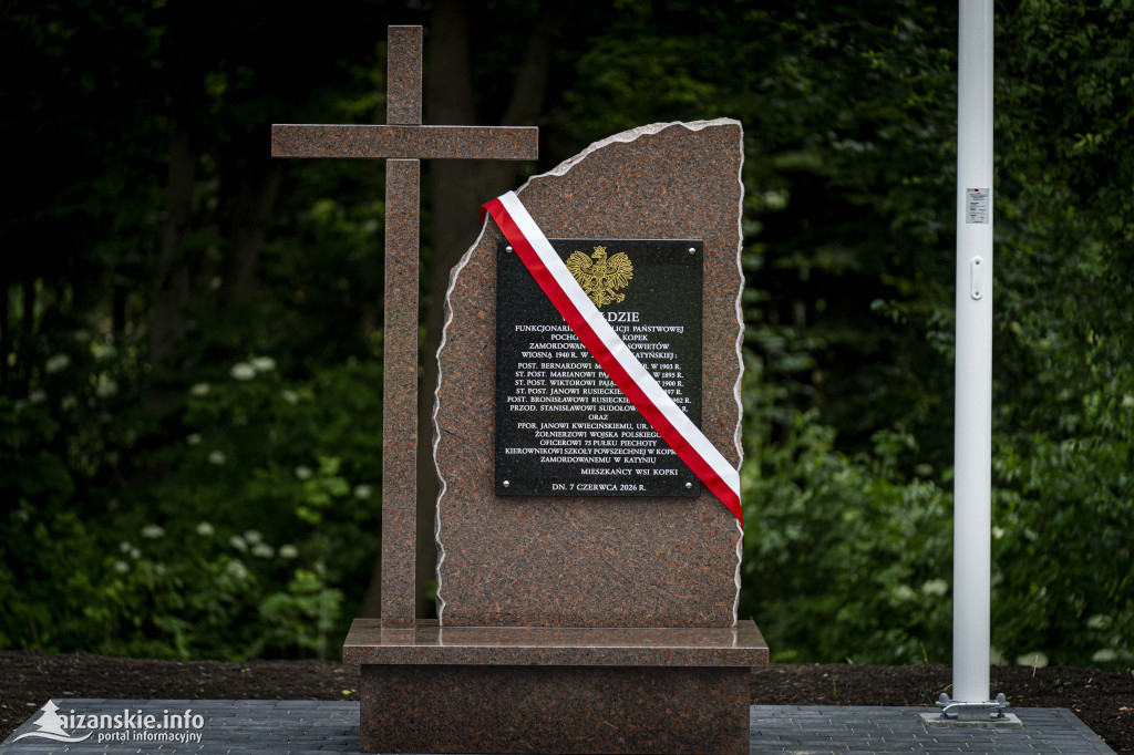 Odsłonięcie pomnika ofiar zbrodni katyńskiej w Kopkach