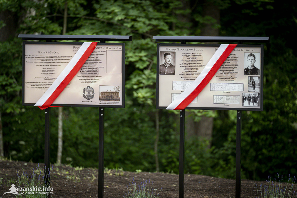 Odsłonięcie pomnika ofiar zbrodni katyńskiej w Kopkach