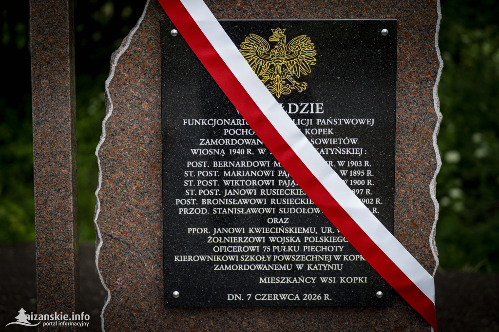 Odsłonięcie pomnika ofiar zbrodni katyńskiej w Kopkach