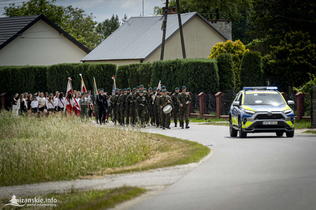 Odsłonięcie pomnika ofiar zbrodni katyńskiej w Kopkach