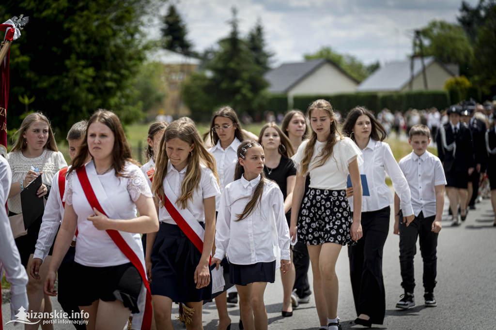 Odsłonięcie pomnika ofiar zbrodni katyńskiej w Kopkach