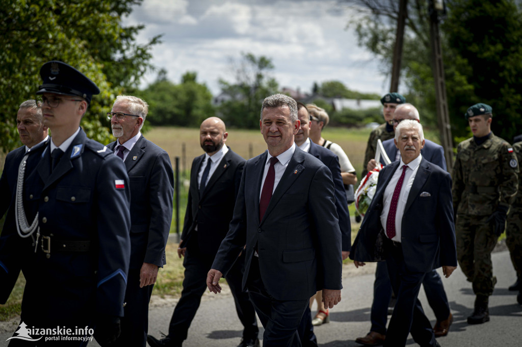 Odsłonięcie pomnika ofiar zbrodni katyńskiej w Kopkach