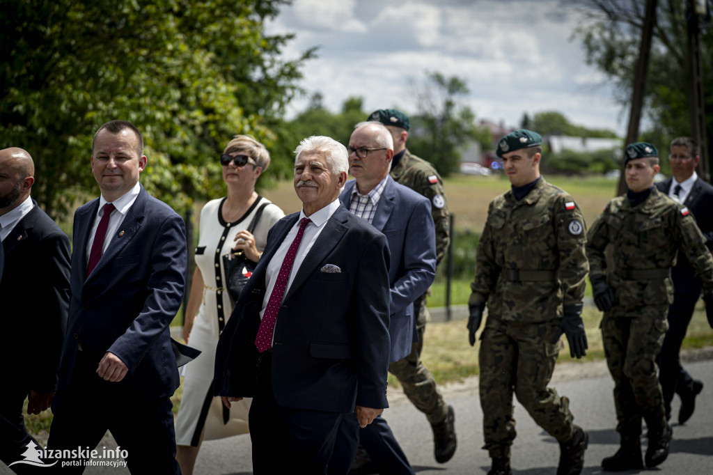 Odsłonięcie pomnika ofiar zbrodni katyńskiej w Kopkach