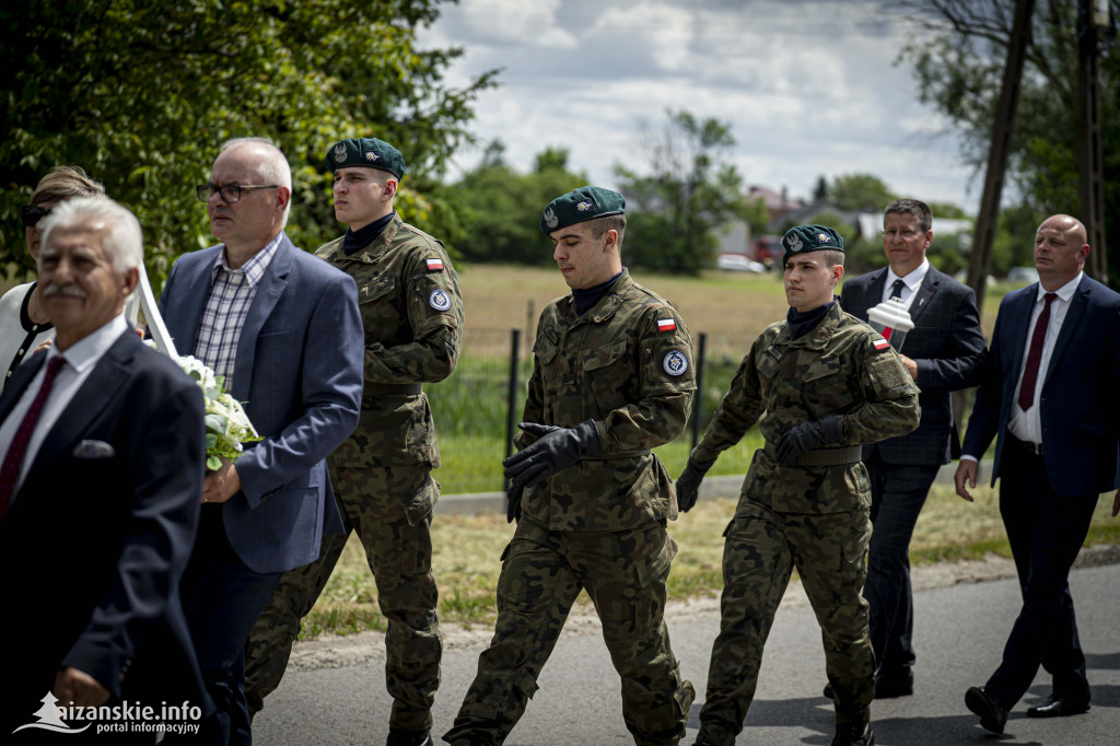 Odsłonięcie pomnika ofiar zbrodni katyńskiej w Kopkach